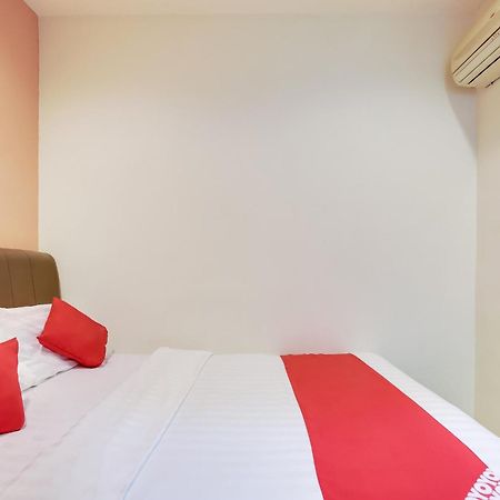 Oyo 90282 Hotel Taj Inn, Seksyen 7 Шах Алам Екстериор снимка