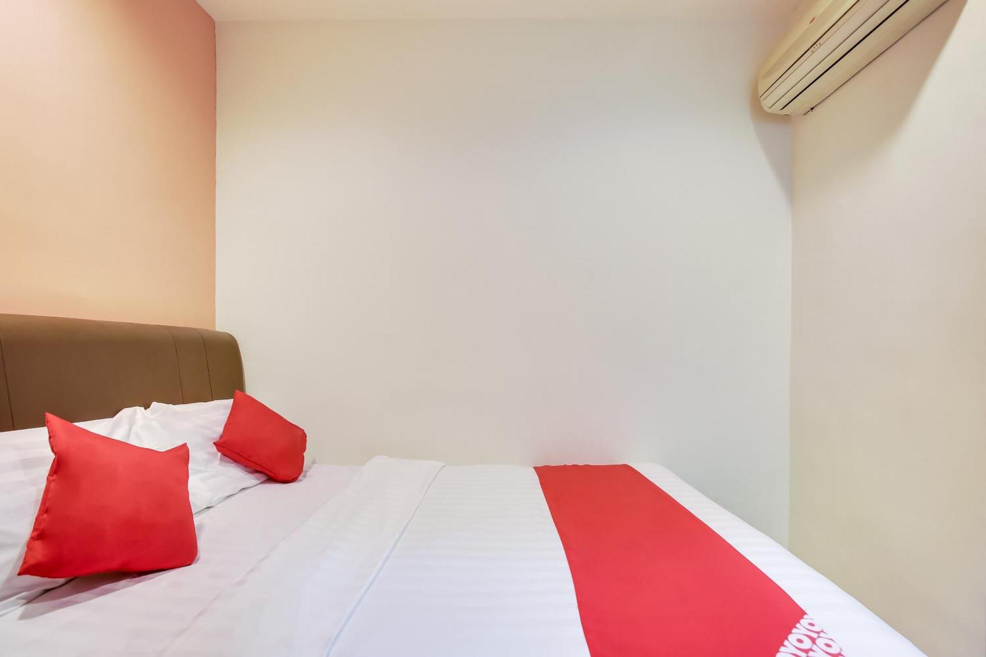 Oyo 90282 Hotel Taj Inn, Seksyen 7 Шах Алам Екстериор снимка