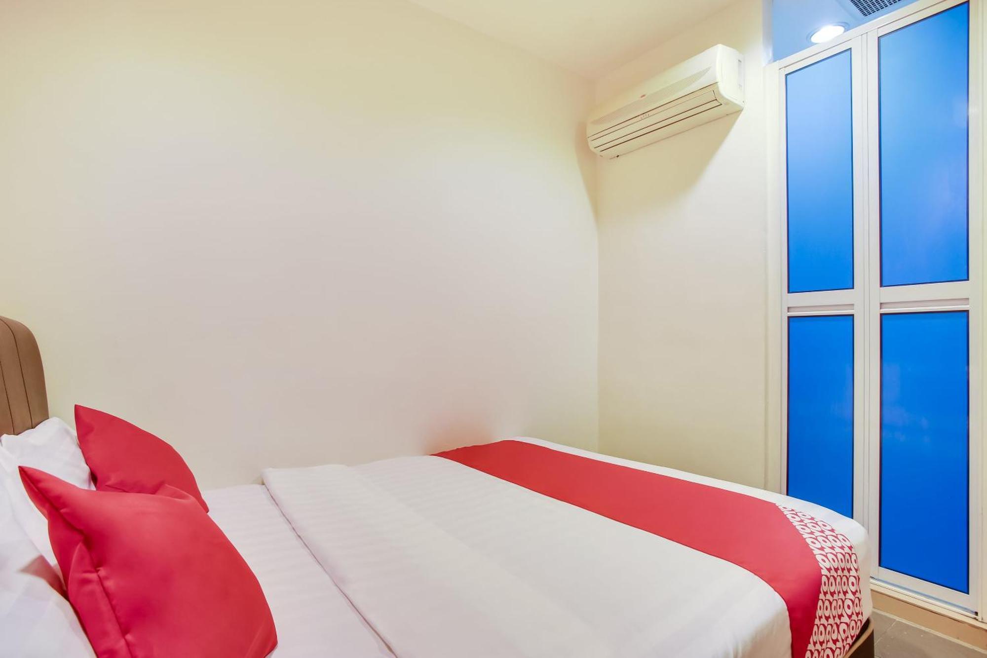 Oyo 90282 Hotel Taj Inn, Seksyen 7 Шах Алам Екстериор снимка